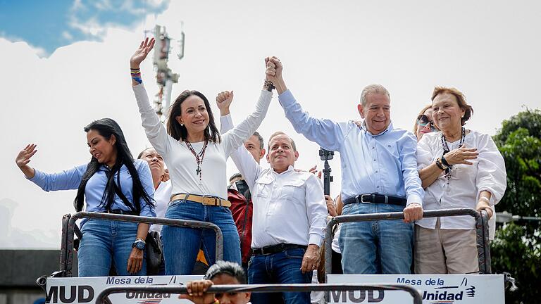 Nach der Präsidentenwahl in Venezuela       -  Oppositionsführerin Machado (links in der ersten Reihe) wirft Maduros Regierung Mord und Entführung vor..