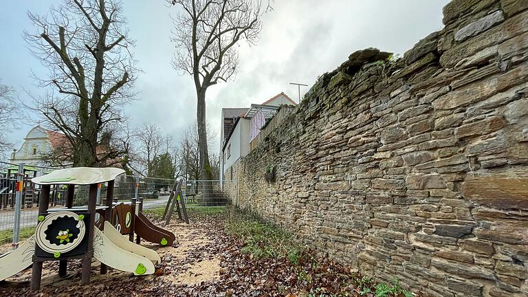 Deutliche Spuren hat die Zeit an einigen Stellen der historischen Stadtmauer in Gerolzhofen hinterlassen. Unlängst musste der Kleinkindbereich am Spielplatz in der Nördlichen Allee mit einem Bauzaun abgesperrt werden, weil regelmäßig Steine heruntergefallen waren. Deutliche Spuren hat die Zeit an einigen Stellen der historischen Stadtmauer in Gerolzhofen hinterlassen. Unlängst musste der Kleinkindbereich am Spielplatz in der Nördlichen Allee mit einem Bauzaun abgesperrt werden, weil regelmäßig Steine heruntergefallen waren.