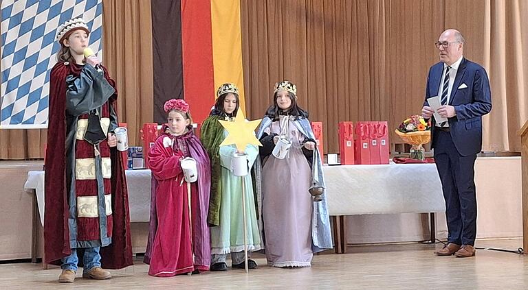 Zu Beginn des Margetshöchheimer Neujahrsempfangs sprachen die Sternsinger ihren Segen und sammelten Spenden ein. In diesem Jahr als die 'Heiligen Vier Könige'. Zu Beginn des Margetshöchheimer Neujahrsempfangs sprachen die Sternsinger ihren Segen und sammelten Spenden ein. In diesem Jahr als die 'Heiligen Vier Könige'.