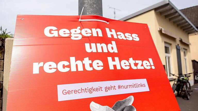 Ein Schild am 1. Mai 2024 beim Fest der Demokratie in der Oberndorfer Hauptstraße vor der Parteizentrale des 'Dritter Weg'. Damals hatte eine große Gruppe Schweinfurter Vereine ein buntes Familienfest veranstaltet, um für Freiheit, Vielfalt und Toleranz einzustehen.