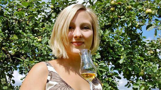 Edelbrandsommelière Franziska Bischof (28) unter einem ihrer Streuobst-Apfelbäume. Foto: Sigismund von Dobschütz - Edelbrandsommelière Franziska Bischof (28) unter einem ihrer Streuobst-Apfelbäume. Foto: Sigismund von Dobschütz Edelbrandsommelière Franziska Bischof (28) unter einem ihrer Streuobst-Apfelbäume. Foto: Sigismund von Dobschütz - Edelbrandsommelière Franziska Bischof (28) unter einem ihrer Streuobst-Apfelbäume. Foto: Sigismund von Dobschütz
