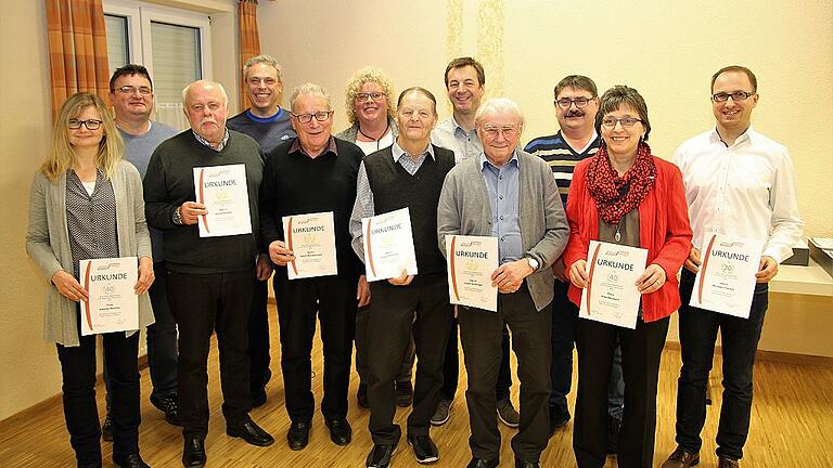 Vorsitzender Michael Fischer (rechts) ehrte in der Hauptversammlung des Musikvereins Stammheim (vorne von links) Sabine Rettner, Klaus Klüpfel, Adolf Weissenseel, Albert Schmitt, Josef Seißinger und Rita Meusert, sowie (hinten von links) Ambros Meusert, Siegbert Wieland, Ilse Koßner, Jürgen Seißinger und Andreas Meusert für ihre Treue zum Verein.