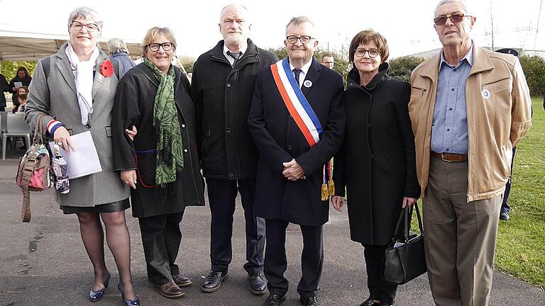 Am Weltkriegsgedenken in Ifs nahmen (von links) Martine Kergulen, Präsidentin des deutsch-französischen Partnerschaftskomitees, Margarete und Thomas Wohlfahrt, Michel Patard-Legendre als Bürgermeister von Ifs, die Niederwerrner Amtskollegin Bettina Bärmann sowie Gastgeber und Übersetzer Joel Regul teil.