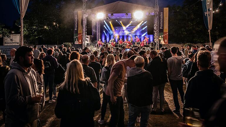 Viel los war schon zum Auftakt am Freitagabend beim Kitzinger Promenadenweinfest.