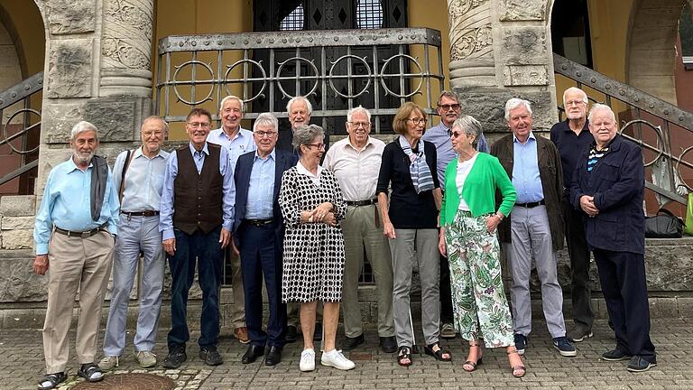 Gruppenbild vor der Schule (von links): Pater Ivo (Edwin Burkhardt), Siegfried Ringler, Eberhard Sinner, Siegfried Schmitt, Herbert Wölfle, Karlheinz Pahler, Gudrun Faupel, Georg Hammel, Margaretha Flieger, Berent Koven, Edith Dreher, Klaus Röder, Gernot Kachel, Winfried Renner.