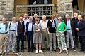 Gruppenbild vor der Schule (von links): Pater Ivo (Edwin Burkhardt), Siegfried Ringler, Eberhard Sinner, Siegfried Schmitt, Herbert Wölfle, Karlheinz Pahler, Gudrun Faupel, Georg Hammel, Margaretha Flieger, Berent Koven, Edith Dreher, Klaus Röder, Gernot Kachel, Winfried Renner.