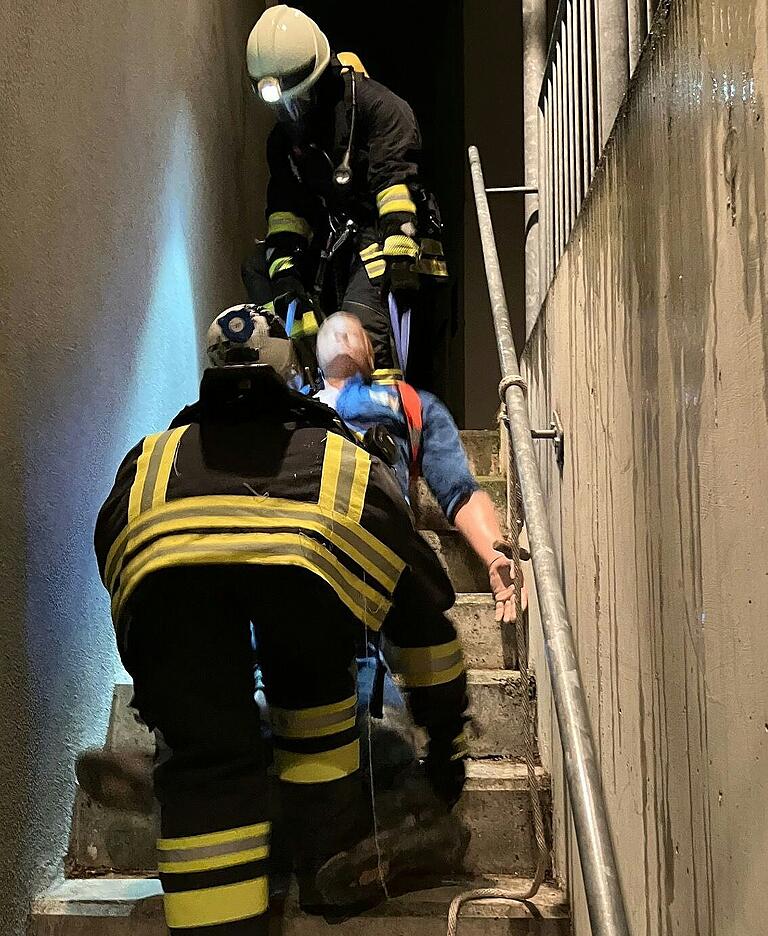 Körperliche Höchstleistung: Mit schwerem Atemschutzgerät wird ein 80 Kilo schwerer Dummy die Kellertreppe hochgeschleppt.