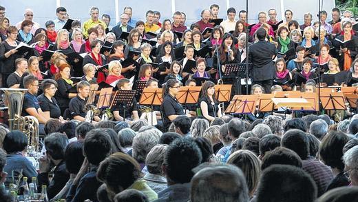 Volles Haus: Das Gelchsheimer Chorprojekt kam in Aub nicht ohne Zugaben von der Spitalbühne.