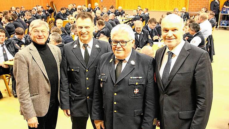 Michael Reitzenstein (Zweiter von links) wurde am Donnerstag zum Nachfolger von Kreisbrandrat Heinz Geißler (Dritter von links) gewählt. Bürgermeister Ernst Joßberger (links) und Landrat Eberhard Nuß (rechts) sind erleichtert, dass in letzter Sekunde noch ein Kandidat gefunden wurde.