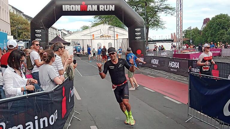 Nach 9:39 Stunden erreichte Klaus Arnold (im Bild) vom TSV Mellrichstadt beim Ironman in Frankfurt das Ziel und buchte dadurch das Ticket für Hawaii.