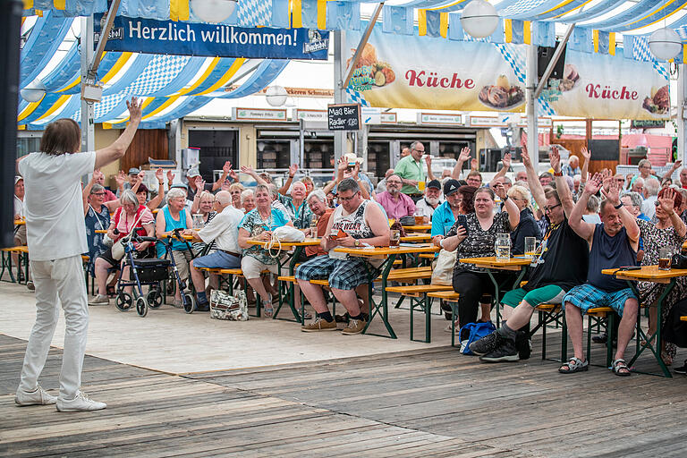 Im Festzelt gab sich Schlagersänger Bata Illic die Ehre vor dem Publikum. Weitere Fotos sind natürlich in der Fotogalerie zu finden. Im Festzelt gab sich Schlagersänger Bata Illic die Ehre vor dem Publikum. Weitere Fotos sind natürlich in der Fotogalerie zu finden.