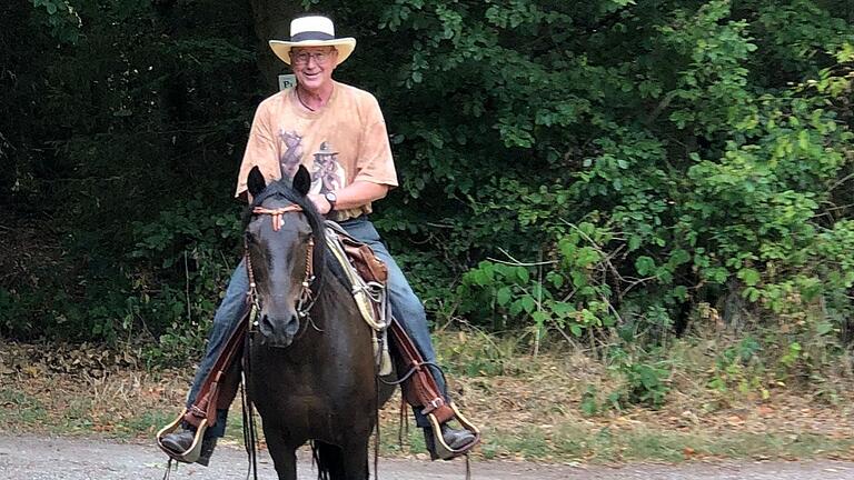 Der Partensteiner Rüdiger Staab und sein Pferd Bolero. In diesem Jahr will der 66-Jährige wieder mit dem Wallach nach Marktheidenfeld auf die Laurenzi-Messe reiten. Das Foto zeigt die beiden auf einem Wanderritt 2022 ins oberbayerische Ohlstadt.