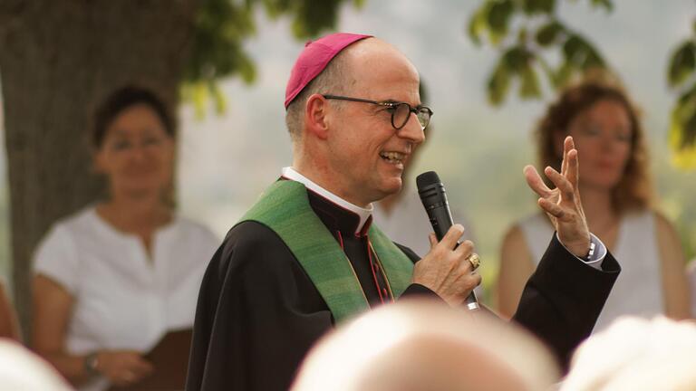 Der Würzburger Bischof Dr. Franz Jung bei der Open Air Andacht zur Traubensegnung in Frickenhausen am Main