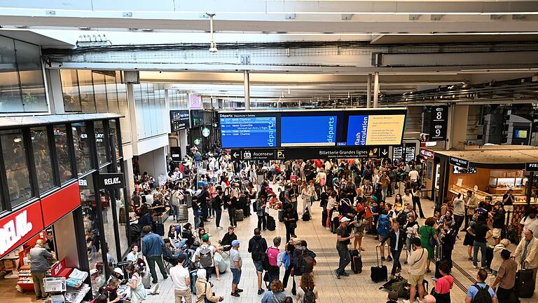 Paris 2024 - Brandanschläge auf Schnellzugnetz in Frankreich       -  Passagiere warten am Bahnhof Gare Montparnasse.