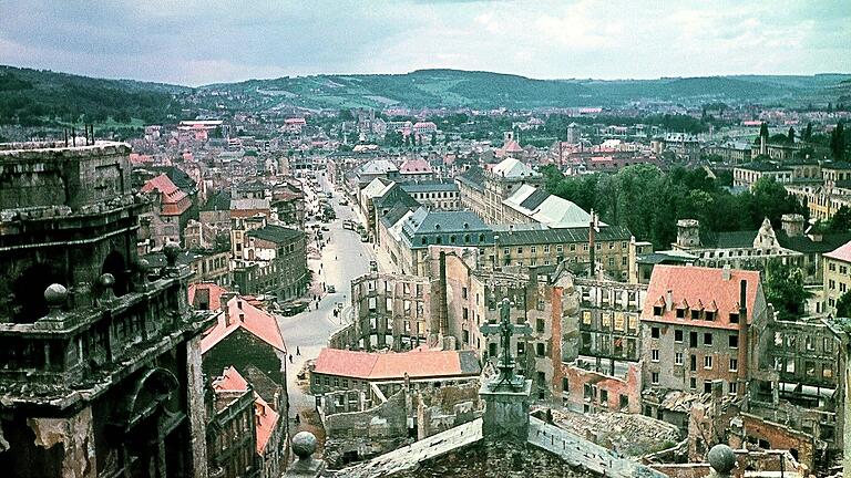 In den ersten Nachkriegsjahren konnte vor allem in den Außenbezirken gebaut werden. Auf diesem Foto, das Ende der 40er- oder Anfang der 50er-Jahre von der Kirche Stift Haug aus aufgenommen wurde, sieht man jedoch, dass vereinzelt auch in der Innenstadt neue Häuser entstanden. In der Mitte des Bildes steht das wiederaufgebaute und mit einem neuen Dach versehene Juliusspital. In den ersten Nachkriegsjahren konnte vor allem in den Außenbezirken gebaut werden. Auf diesem Foto, das Ende der 40er- oder Anfang der 50er-Jahre von der Kirche Stift Haug aus aufgenommen wurde, sieht man jedoch, dass vereinzelt auch in der Innenstadt neue Häuser entstanden. In der Mitte des Bildes steht das wiederaufgebaute und mit einem neuen Dach versehene Juliusspital.