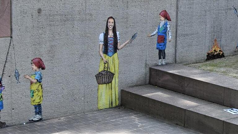 Zusammen mit seiner aus Sackenbach stammenden Freundin Stefanie Höfling sprayte der britische Streetart-Künstler Jamie Paul Scanlon am Montag die Betonmauer des Treppenabgangs zum Kaibach am Bürgermeister Keßler-Platz. Hier das fertige Werk. Zusammen mit seiner aus Sackenbach stammenden Freundin Stefanie Höfling sprayte der britische Streetart-Künstler Jamie Paul Scanlon am Montag die Betonmauer des Treppenabgangs zum Kaibach am Bürgermeister Keßler-Platz. Hier das fertige Werk.