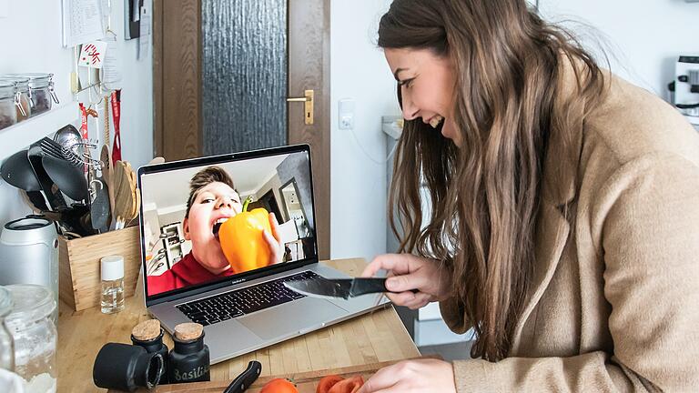 Video-Chats sind eine gute Möglichkeit an Ostern trotz Corona mit der Familie Zeit zu verbringen. Video-Chats sind eine gute Möglichkeit an Ostern trotz Corona mit der Familie Zeit zu verbringen.