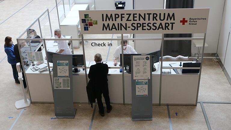 Künftig wird es in der Spessarttorhalle in Lohr nur noch Zweitimpfungen für Über-60-Jährige mit Astrazeneca geben. Künftig wird es in der Spessarttorhalle in Lohr nur noch Zweitimpfungen für Über-60-Jährige mit Astrazeneca geben. 