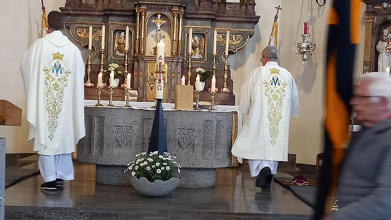 Bezirkspräses Jens Johannni und Pfarrer Eugen Daigeler zelebrieren den Kolpinggottesdienst.