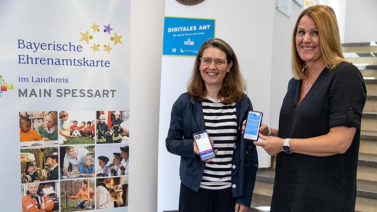 Landrätin Sabine Sitter und Heidi Roth, im Landratsamt Main-Spessart verantwortlich für die Ehrenamtskarte. Landrätin Sabine Sitter und Heidi Roth, im Landratsamt Main-Spessart verantwortlich für die Ehrenamtskarte.