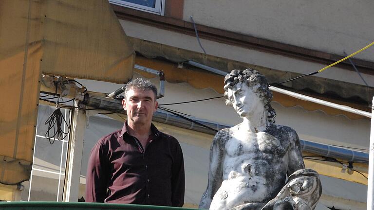 Kosta Skafidas, der Wirt des griechischen Restaurants Felsenkeller in Lohr, vor seiner Gaststätte am Valentinusberg (Archivbild).