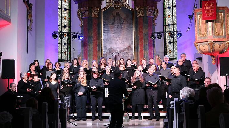 Der Projektchor Mainbernheim vor dem Altarbild der frisch renovierten Kirche St. Johannis.