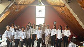 Bäckereinsatz auf Madagaskar: Zwei Wochen verbrachte die Stadtlauringer Bäckerin Sarah Braun in der madagassischen Hauptstadt Antananarivo und zeigte dort jungen Frauen, wie Brot, Brötchen, Brezeln, Kekse und Kuchen gebacken werden. Am Ende des Kurses erhielten alle bei einer Festveranstaltung im Ministerium ein Zertifikat, mit dem sie sich selbstständig machen können oder leichter eine Festanstellung finden.