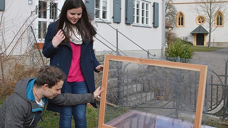 Im Vorgarten am Aubstädter Pfarrhaus haben Florian und Julia Mucha bereits Beete angelegt für Kohlrabi, Feldsalat und Salat. Weitere Beete sind in diesem Jahr geplant. In den Beeten ist zwar noch nichts zu erkennen, aber das Frühjahr kommt ja.