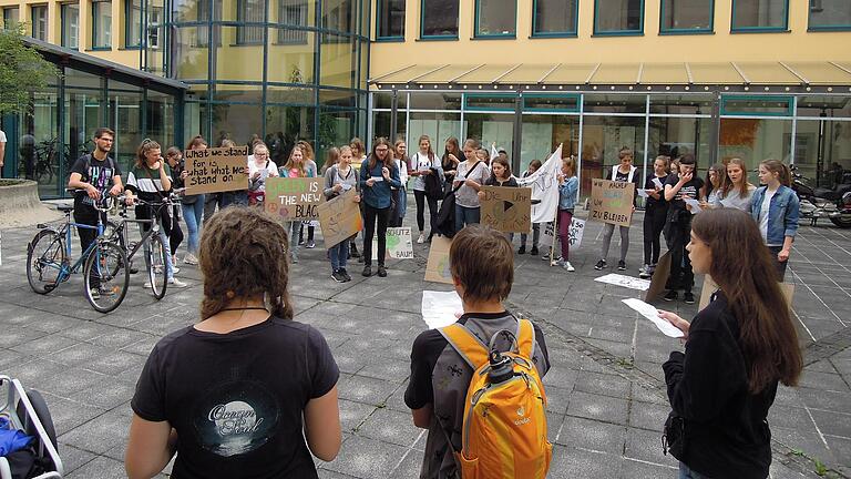 Wollen weiter lautstark gegen den drohenden Klimawandel demonstrieren. Die Fridays for Future-Demonstranten im Innenhof des Landratsamtes.