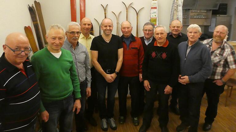 In Erinnerung an alte Zeiten des Erfolg die &quot;Weissebrönner Skifahrer&quot;. Das Bild zeigt von links: Gustav Schrenk, Werner Müller, Alfred Gundelach, Ewald Simon, Michael Schrenk, Helmut Simon, Liborius Schmitt, Florian Schneider, Josef Eisenmann, Hans Schrenk und Theo Abert.