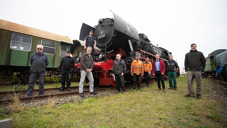 Würzburger Eisenbahnenthusiasten und ihre 52er Dampflok:&nbsp; (von links) oben Christian Sultan, Stefan Gärditz, Christian Krodel. Unten Jürgen Steinmann, Klaus Röhrich, Albrecht Hufsky, Helmuth Hombach, Markus Boivin, Achim Neumann, Sascha Fischer.