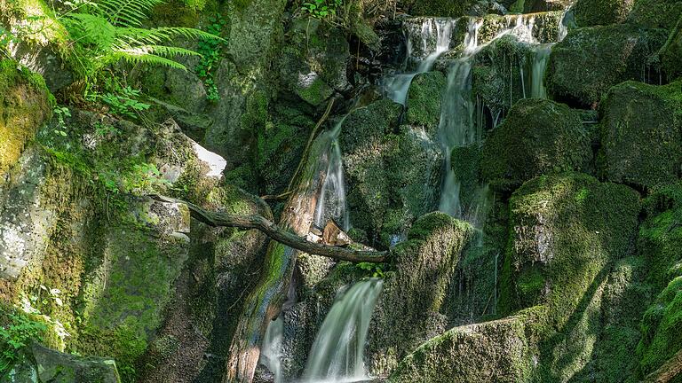 Sagenhafter Ort: Die Teufelsmühle im Schwarzbachtal oberhalb von Bischofsheim (Lkr. Rhön-Grabfeld) ist ein viel besuchtes Wanderziel.