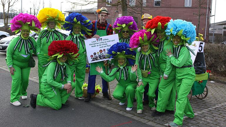 Ein klares Statement gegen Steingärten und für die Dorferneuerung brachten die (B)Lanlosen als Blumen mit Gärtner. Ein klares Statement gegen Steingärten und für die Dorferneuerung brachten die (B)Lanlosen als Blumen mit Gärtner.