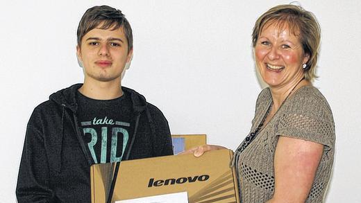 Felix Memmel gewinnt Netbook       -  (hg)   Seit Jahren veranstalten der Landkreis und die Stadt Bad Neustadt den Bad Neustädter Hochschultag, um den Jugendlichen vor Ort Kontakte zu regionalen Unternehmen und überregionalen Hochschulen und Universitäten zu ermöglichen. Auch heuer nutzten wieder viele Schülerinnen und Schüler der Region diese Gelegenheit, um sich über das breite Bildungsangebot und die beruflichen Karrierechancen zu informieren. Als zusätzliches Bonbon wurde unter den teilnehmenden Schülern wiederum ein Netbook verlost. Felix Memmel aus Schönau heißt der glückliche Gewinner. Er besucht das Rhön-Gymnasium. &bdquo;Der Hochschultag war eine gut organisierte Veranstaltung und ich konnte viele Informationen für mich mitnehmen&ldquo;, meinte er. Ilona Sauer vom Landratsamt freute sich über das positive Feedback und gratulierte zum Gewinn.