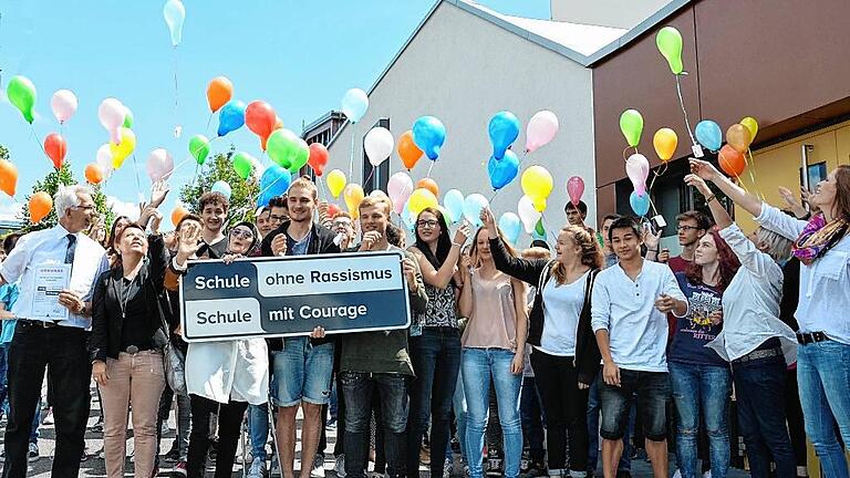 Bunte Luftballons stiegen in den Himmel und verkündeten: Die Werner-von-Siemens-Realschule ist &bdquo;Schule ohne Rassismus &ndash; Schule mit Courage&ldquo;. Darüber freuen sich Konrektor Bernhard Kolbeck und Zweite Bürgermeisterin Rita Rösch (links) sowie Pate Johannes Geis (Mitte).