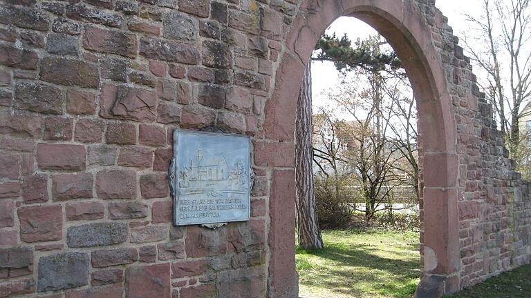 Seit 1981 erinnert auf dem ehemaligen Standort ein Mauerrest mit einer Gedenktafel an das Kloster. Seit 1981 erinnert auf dem ehemaligen Standort ein Mauerrest mit einer Gedenktafel an das Kloster.