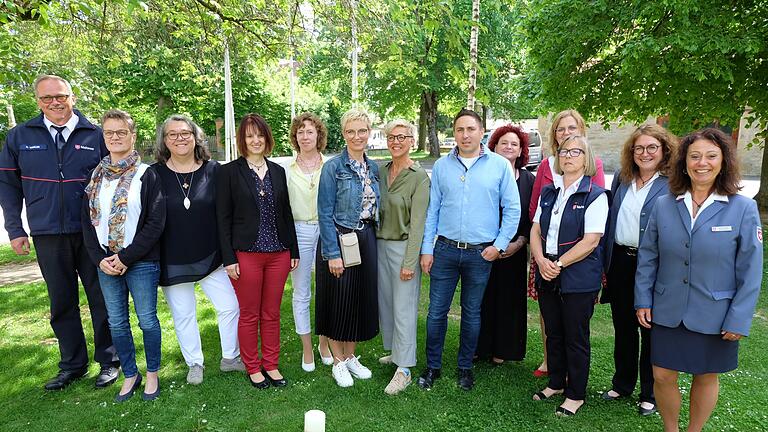 Hospizhelfer stellen sich zum Gruppenfoto auf. Von links: Norbert Wahler (Kursleiter), Renate Guthardt, &#160;&#160;      Barbara Dittmar, Christine Trost, Monika Höchner, Anja Noelte, Gabriele Mertesdorf, Heiko &#160;&#160;      Hertl, Anja Junk, Heidrun Reitstetter, Theresia Merz (Kursleiterin), Petra Reith (Koordinatorin), Bettina Hehn (Koordinatorin). Fotos: Philipp Bauernschubert       -  Hospizhelfer stellen sich zum Gruppenfoto auf. Von links: Norbert Wahler (Kursleiter), Renate Guthardt, &#160;&#160;      Barbara Dittmar, Christine Trost, Monika Höchner, Anja Noelte, Gabriele Mertesdorf, Heiko &#160;&#160;      Hertl, Anja Junk, Heidrun Reitstetter, Theresia Merz (Kursleiterin), Petra Reith (Koordinatorin), Bettina Hehn (Koordinatorin). Fotos: Philipp Bauernschubert