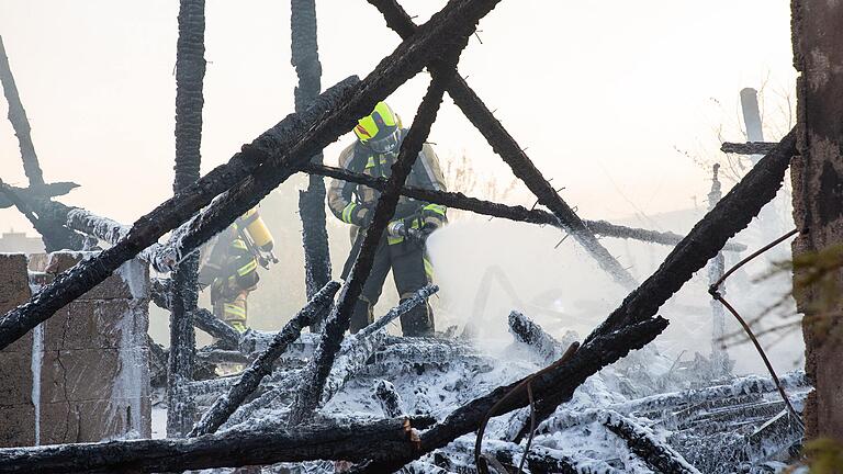 Nur noch Schutt und Asche: Mit schwerem Gerät bekämpften die Feuerwehrleute den Brand in Platz.