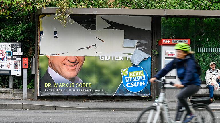 Beschädigte Wahlplakate gibt es auch zur Landtagswahl, wie hier in der Würzburger Innenstadt. Eine Kandidatin der CSU hat jetzt auf Schmierereien an einem ihrer Wahlplakate mit einer außergewöhnlichen Aktion reagiert. Beschädigte Wahlplakate gibt es auch zur Landtagswahl, wie hier in der Würzburger Innenstadt. Eine Kandidatin der CSU hat jetzt auf Schmierereien an einem ihrer Wahlplakate mit einer außergewöhnlichen Aktion reagiert.