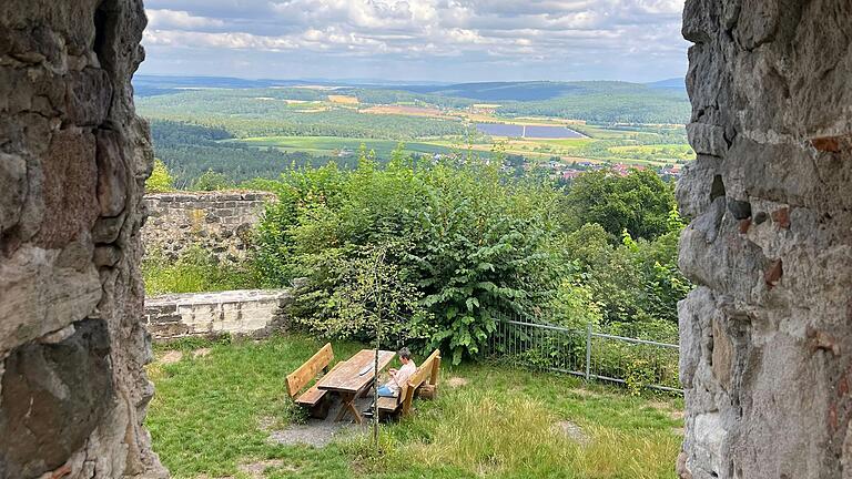 Idylle pur, doch wer in die Ferne blicken will, muss sich auf Burgruine Bamberg von der Picknickbank etwas wegbewegen. Idylle pur, doch wer in die Ferne blicken will, muss sich auf Burgruine Bamberg von der Picknickbank etwas wegbewegen.