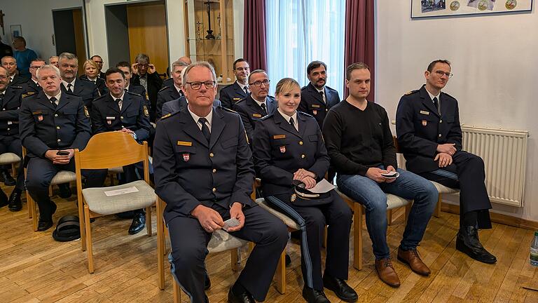 Ehrengäste zur Verabschiedung: Das Bild zeigt von links: Präsident des Polizeipräsidiums Unterfranken Detlev Tolle, Polizeihauptkommissarin Corinna Kamerlog und Dimitri Kamerlog sowie Polizeivizepräsident Holger Baumbach. - Ehrengäste zur Verabschiedung: Das Bild zeigt von links: Präsident des Polizeipräsidiums Unterfranken Detlev Tolle, Polizeihauptkommissarin Corinna Kamerlog und Dimitri Kamerlog sowie Polizeivizepräsident Holger Baumbach. Ehrengäste zur Verabschiedung: Das Bild zeigt von links: Präsident des Polizeipräsidiums Unterfranken Detlev Tolle, Polizeihauptkommissarin Corinna Kamerlog und Dimitri Kamerlog sowie Polizeivizepräsident Holger Baumbach. - Ehrengäste zur Verabschiedung: Das Bild zeigt von links: Präsident des Polizeipräsidiums Unterfranken Detlev Tolle, Polizeihauptkommissarin Corinna Kamerlog und Dimitri Kamerlog sowie Polizeivizepräsident Holger Baumbach.