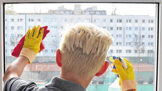Putzfrauen sind ein Wirtschaftsfaktor: Reinigungskraft in einer Wohnung in Berlin. Putzfrauen sind ein Wirtschaftsfaktor: Reinigungskraft in einer Wohnung in Berlin.