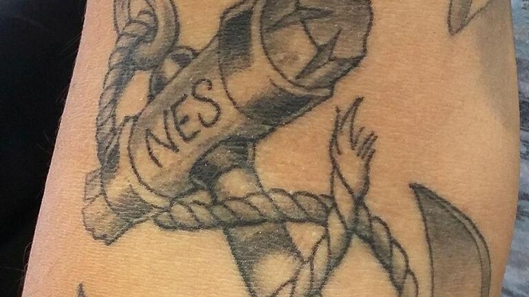 Lokalpatriotisches Tattoo mit dem Schriftzug 'NES'. - Lokalpatriotisches Tattoo mit dem Schriftzug 'NES'. Lokalpatriotisches Tattoo mit dem Schriftzug 'NES'. - Lokalpatriotisches Tattoo mit dem Schriftzug 'NES'.