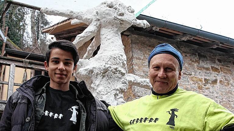 Das „Horrorwittchen“ startet seinen Siegeszug: Der Lohrer Matthias Mehling beginnt mit dem Verkauf von T-Shirts, Pullis, Tassen und Autoaufklebern, die alle ein Motiv tragen: das Graffito des Lohrer Gymnasiasten Valentin Lude, das dieser an die Mauer der Unterführung am Friedhof gesprüht hatte. Darauf ist das umstrittene Schneewittchen des Laudenbacher Künstlers Peter Wittstadt zu sehen, mit einem Messer auf der Jagd nach den sieben Zwergen. Tausende „Horrorwittchen“-Produkte werden im Laufe des Jahres verkauft. Im Bild: Lude (links) und Wittstadt mit T-Shirts vor der Original-Schneewittchen-Skulptur. Das „Horrorwittchen“ startet seinen Siegeszug: Der Lohrer Matthias Mehling beginnt mit dem Verkauf von T-Shirts, Pullis, Tassen und Autoaufklebern, die alle ein Motiv tragen: das Graffito des Lohrer Gymnasiasten Valentin Lude, das dieser an die Mauer der Unterführung am Friedhof gesprüht hatte. Darauf ist das umstrittene Schneewittchen des Laudenbacher Künstlers Peter Wittstadt zu sehen, mit einem Messer auf der Jagd nach den sieben Zwergen. Tausende „Horrorwittchen“-Produkte werden im Laufe des Jahres verkauft. Im Bild: Lude (links) und Wittstadt mit T-Shirts vor der Original-Schneewittchen-Skulptur.