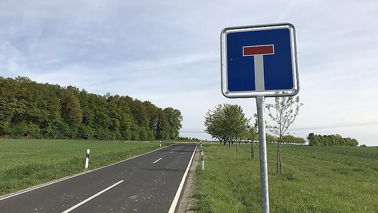 Sackgasse - Sackgassenschild an der Abfahrt nach Halsbach. Sackgasse - Sackgassenschild an der Abfahrt nach Halsbach.