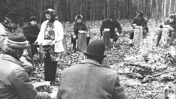 Lieselotte Leimeister aus Oberndorf verteilt in den 70er Jahren Erbsensuppe an die Teilnehmer einer Jagdgruppe auf der Karlshöhe im Spessart. Lieselotte Leimeister aus Oberndorf verteilt in den 70er Jahren Erbsensuppe an die Teilnehmer einer Jagdgruppe auf der Karlshöhe im Spessart.