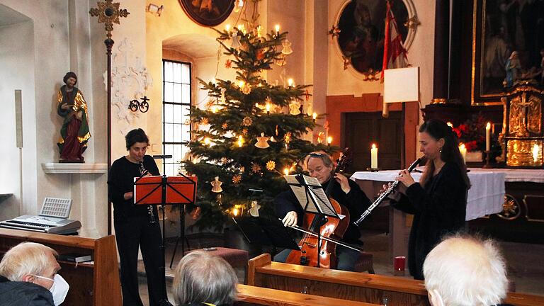Ein besonderes Erlebnis für die Bewohner des Pflegeheims Schloss Römershag: das Konzert einiger Musiker des Bayerischen Kammerorchesters. - Ein besonderes Erlebnis für die Bewohner des Pflegeheims Schloss Römershag: das Konzert einiger Musiker des Bayerischen Kammerorchesters. Ein besonderes Erlebnis für die Bewohner des Pflegeheims Schloss Römershag: das Konzert einiger Musiker des Bayerischen Kammerorchesters. - Ein besonderes Erlebnis für die Bewohner des Pflegeheims Schloss Römershag: das Konzert einiger Musiker des Bayerischen Kammerorchesters.
