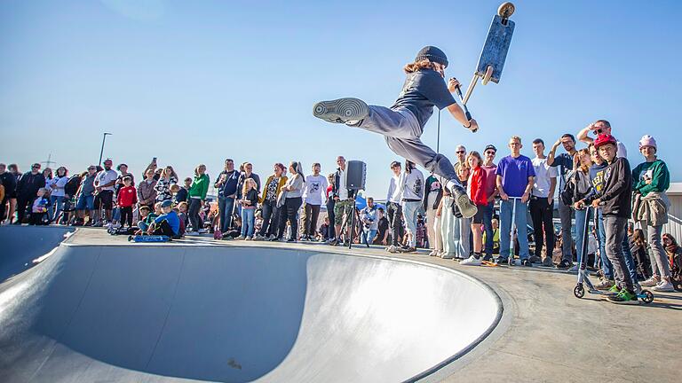 Wenn Kinder und Jugendliche gemeinsam Spaß an Sport und Abendteuer haben, dann vielleicht auch an gemeinsamer politischer Aktivität? Unser Symbolbild entstand 2021 am Skate-Park in Knetzgau. Wenn Kinder und Jugendliche gemeinsam Spaß an Sport und Abendteuer haben, dann vielleicht auch an gemeinsamer politischer Aktivität? Unser Symbolbild entstand 2021 am Skate-Park in Knetzgau. 