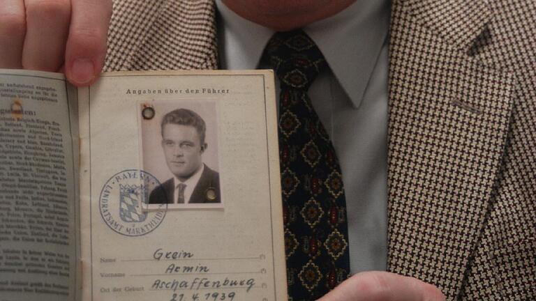 Landrat Armin Grein zeigt seinen alten Führerschein. (Archivbild aus dem Jahr 2004)
