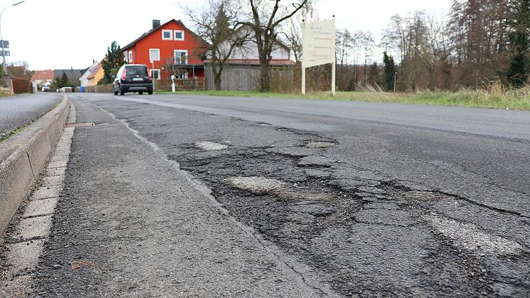 Die Schäden in der Ortsdurchfahrt Untersambach sind unübersehbar und sollen jetzt behoben werden. Die Schäden in der Ortsdurchfahrt Untersambach sind unübersehbar und sollen jetzt behoben werden.